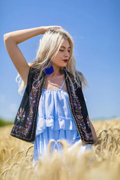 Bella ragazza in costume tradizionale in un campo di grano — Foto Stock