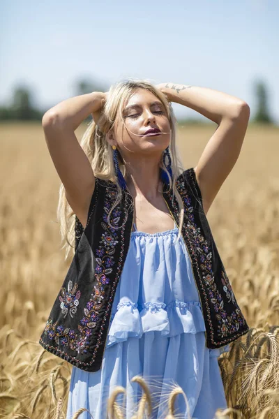 Belle fille en costume traditionnel dans un champ de blé — Photo