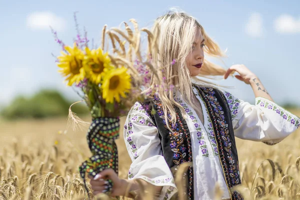 Gyönyörű lány a hagyományos jelmezben a búzamező — Stock Fotó