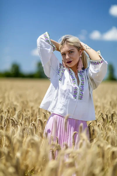 Piękna dziewczyna w tradycyjnym stroju w polu pszenicy — Zdjęcie stockowe