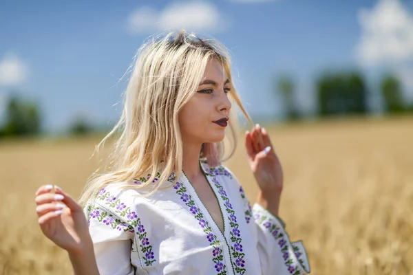 Красива дівчина в традиційному костюмі на пшеничному полі — стокове фото