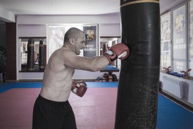 Muay Tay savaşçı kum torbası jimnastik salonu isabet