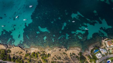 Mavi okyanusta bir gemi Drone'dan en iyi görüntü