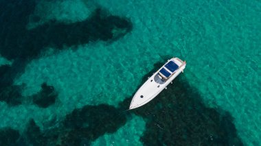 Mavi okyanusta bir gemi Drone'dan en iyi görüntü