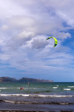 Palma de Majorca, İspanya - 12.9.2019: Uçurtma sörfçüleri eğleniyor