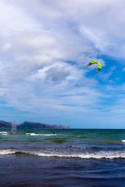Palma de Majorca, İspanya - 12.9.2019: Uçurtma sörfçüleri eğleniyor