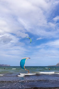 Palma de Majorca, İspanya - 12.9.2019: Uçurtma sörfçüleri eğleniyor