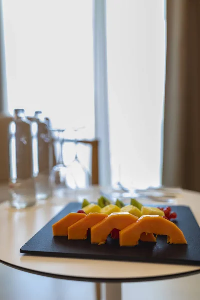 Frutas frescas em uma mesa no quarto de hotel — Fotografia de Stock