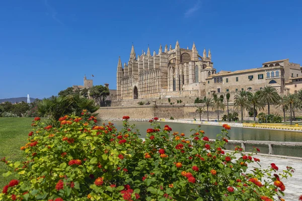 Exteror of Cathedral La Seu famous ancient tourist attraction in — Stock Photo, Image