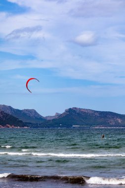 Palma de Majorca, İspanya - 12.9.2019: Uçurtma sörfçüleri eğleniyor