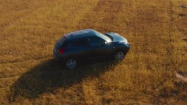 Bir tarım alanında 4x4 araba, sonbahar.4k