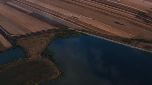 Letecký Pohled Ptáky Přeletět Přes Jezero — Stock video