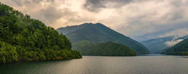 Beautiful Mountain Landscape Near The Lake. Mountain Lake. — Stock Photo, Image