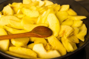 Elma dilimli tava turta için pişirilir.