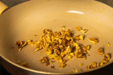 Kahverengi cevizler tavada