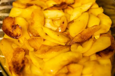 Elma dilimli tava turta için pişirilir.