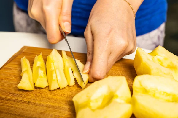 Wanita Memasak Dan Memotong Apel Papan Potong Kayu Menyiapkan Makanan — Stok Foto