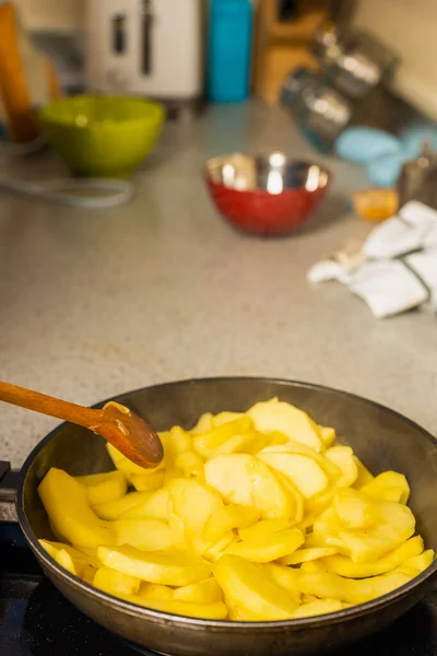 Wok Φέτες Μήλου Μαγειρεμένες Για Πίτα — Φωτογραφία Αρχείου