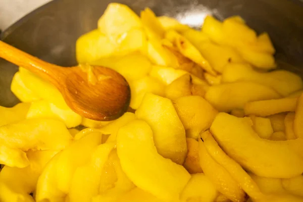 Wok Met Appelschijfjes Gekookt Voor Taart — Stockfoto