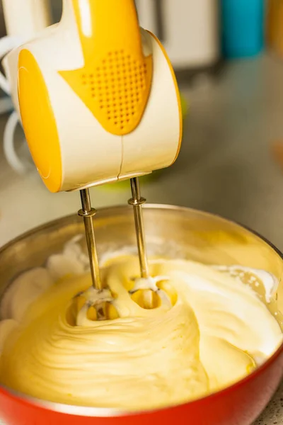 金属製のボウルにミキサーで白いクリームを打つ ホイップクリーム ケーキのためのクリーム — ストック写真