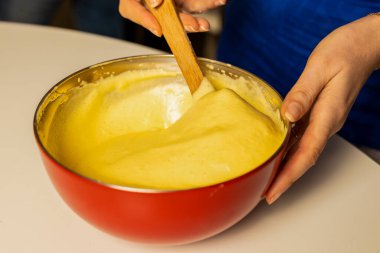 Hamura daha kalın bir kıvam için un ekleyin - pişirme