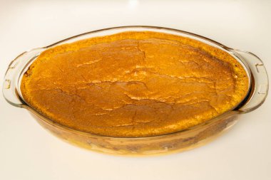 Elmalı kekli cam kase fırından çıkarıldı.