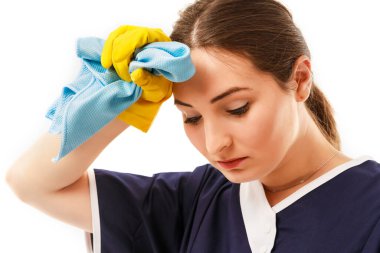 Temizlikçi kadın evi temizledikten sonra yorgun ve bitkin hissediyor. beyaz arkaplanda izole.