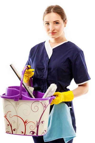 将清洁工具和产品装在桶中 用白色隔离的年轻妇女 — 图库照片