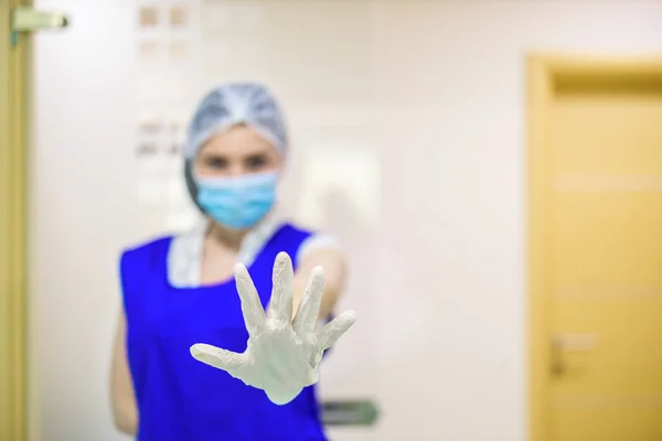 医生妇女张开手 做停止手势 严肃而自信的表情 防守手势 — 图库照片