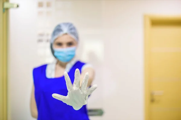 Ärztin Mit Offener Hand Macht Stoppschild Mit Ernstem Und Selbstbewusstem — Stockfoto