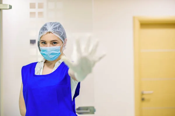 Médico Mulher Com Mão Aberta Fazendo Sinal Parada Com Expressão — Fotografia de Stock