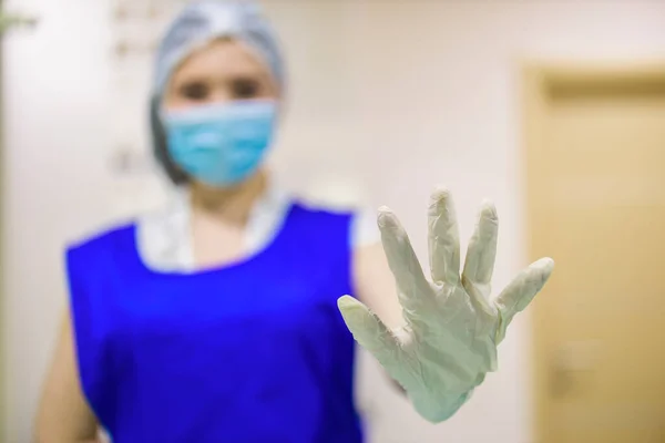 医生妇女张开手 做停止手势 严肃而自信的表情 防守手势 — 图库照片