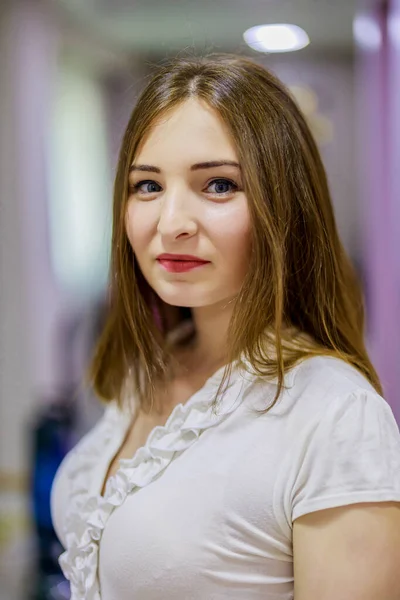 Portrait Une Jeune Femme Aux Yeux Joliment Colorés — Photo