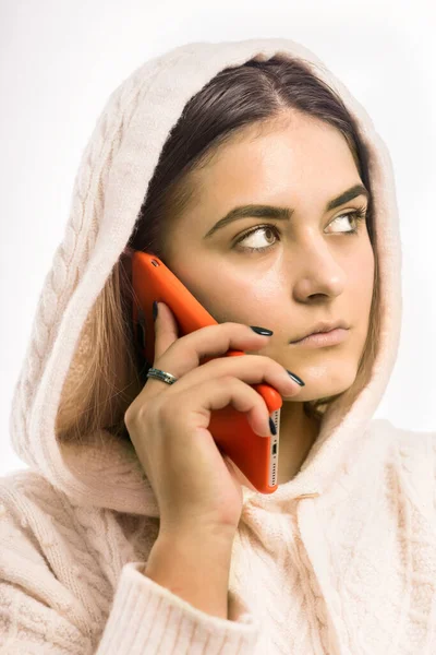 Красивая Женщина Разговаривает Мобильному Телефону — стоковое фото