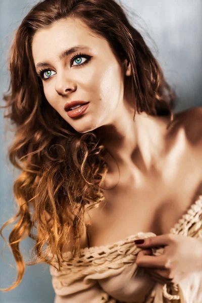 Krásná Dívka Hollywoodském Obrazu Vlnou Klasickým Make Upem Krásná Tvářička — Stock fotografie