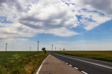 Rüzgar türbinleri temiz enerji için jeneratör oluşturur. Fırtına gününde dosyalanır.