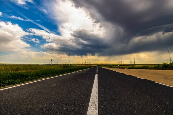 Rüzgar Türbinleri Temiz Enerji Için Jeneratör Oluşturur Fırtına Gününde Dosyalanır — Stok fotoğraf
