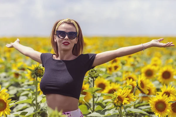 Mooie Jonge Vrouw Een Zonnebloemen Veld — Stockfoto