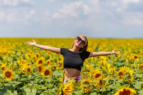 Mooie Jonge Vrouw Een Zonnebloemen Veld — Stockfoto