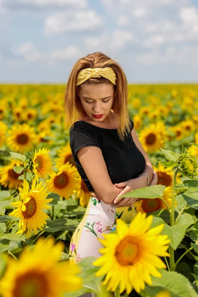 Mooie Jonge Vrouw Een Zonnebloemen Veld — Stockfoto