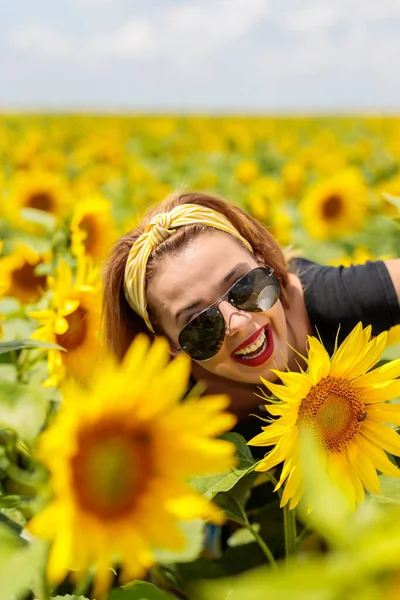 Mooie Jonge Vrouw Een Zonnebloemen Veld — Stockfoto