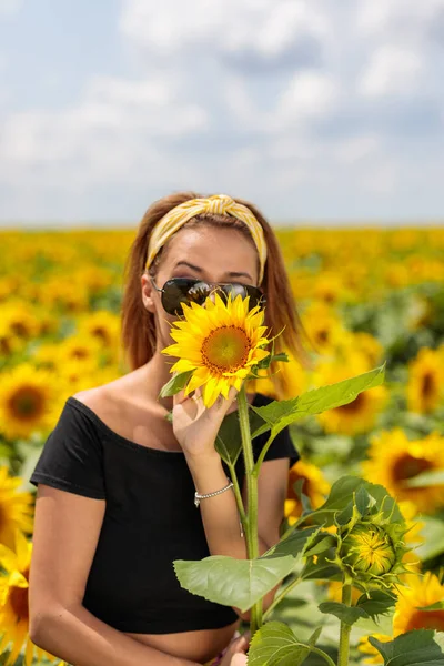 Bella Giovane Donna Campo Girasoli — Foto Stock