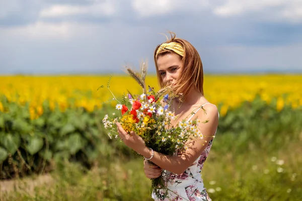 Hübsche Junge Frau Auf Einem Sonnenblumenfeld — Stockfoto