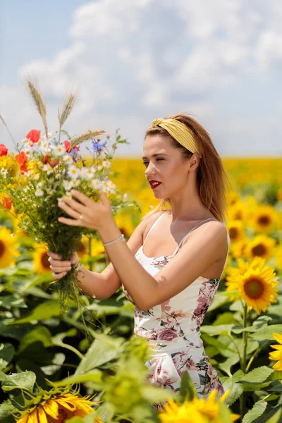 Hübsche Junge Frau Auf Einem Sonnenblumenfeld — Stockfoto