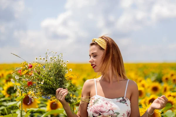 Mooie Jonge Vrouw Een Zonnebloemen Veld — Stockfoto
