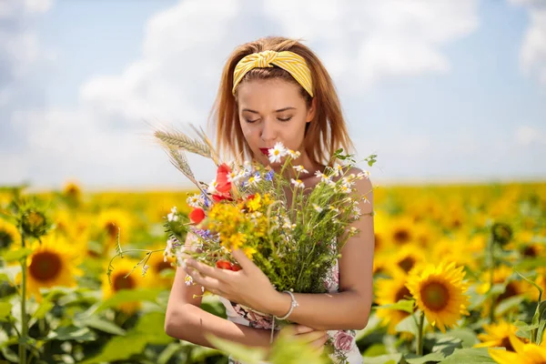 Mooie Jonge Vrouw Een Zonnebloemen Veld — Stockfoto