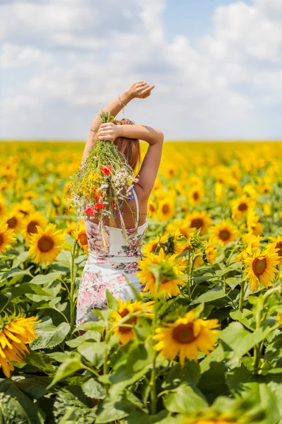 Mooie Jonge Vrouw Een Zonnebloemen Veld — Stockfoto