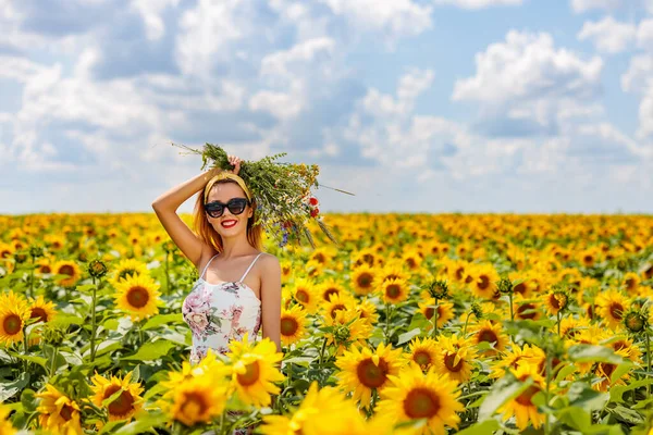 Ayçiçeği Tarlasında Güzel Bir Genç Kadın — Stok fotoğraf