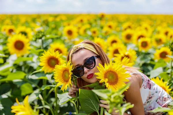 Mooie Jonge Vrouw Een Zonnebloemen Veld — Stockfoto