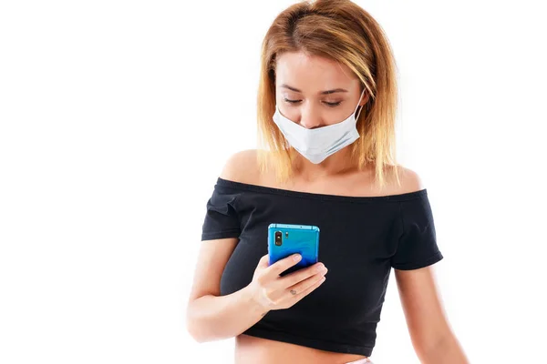 Hermosa Mujer Joven Caucásica Con Mascarilla Desechable Protección Contra Virus —  Fotos de Stock